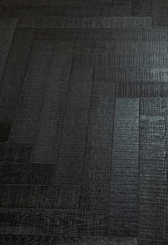 Intensywna czarna płyta CD opracowana podłogi drewniane